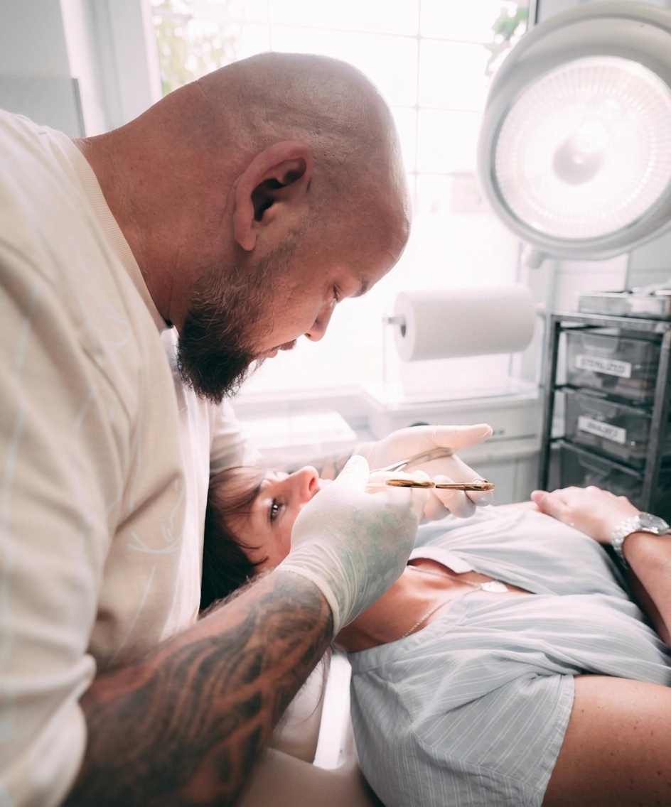 Denis Kosbü setzt ein Piercing im Studio Smoky Tattoos